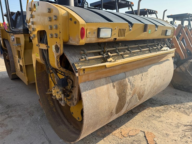 2015-caterpillar-cb66b-image-42