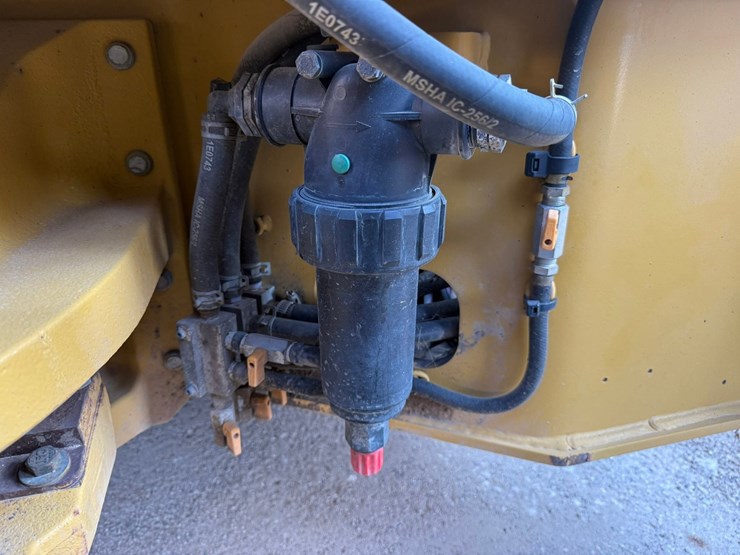 2015-caterpillar-cb66b-image-57