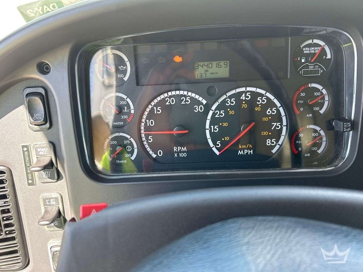 2015-freightliner-m2-106-image-22