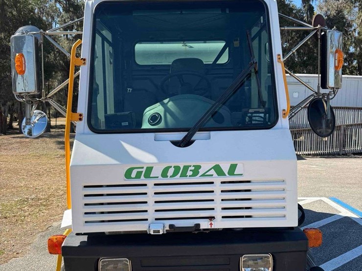 2020-global-3-wheel-r3-air-street-sweeper-image-7