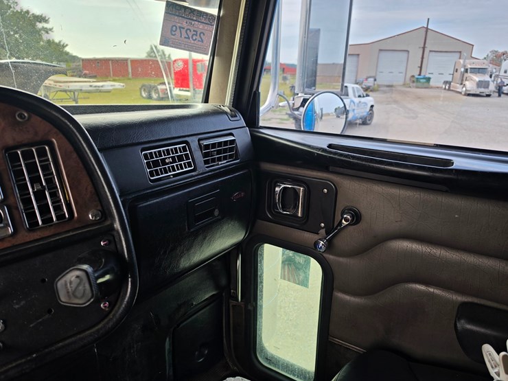 2005-peterbilt-379-image-56