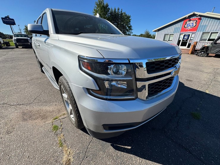 2017-chevrolet-suburban-image-22