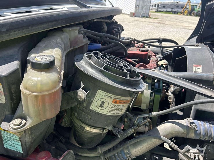2015-freightliner-m2-106-image-9