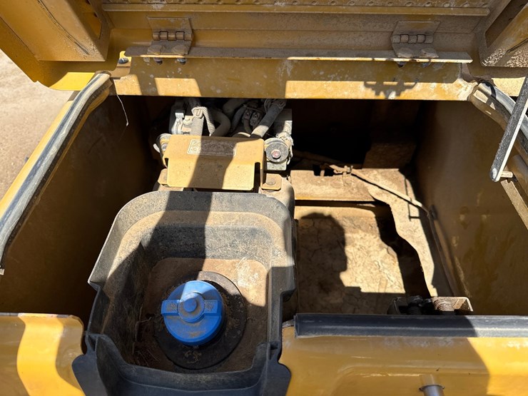 2019-caterpillar-352f-image-31