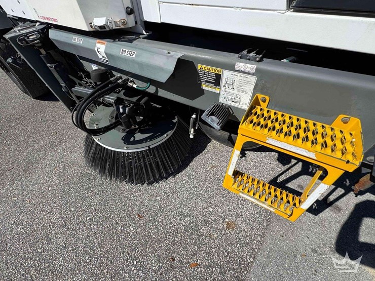 2020-global-3-wheel-r3-air-street-sweeper-image-17