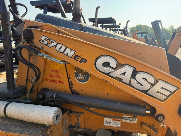 #2486-•-2015-case-570nep-skip-loader-image-47