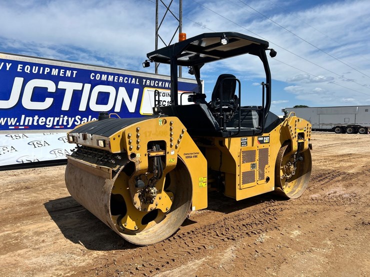2015-caterpillar-cb66b-image-5