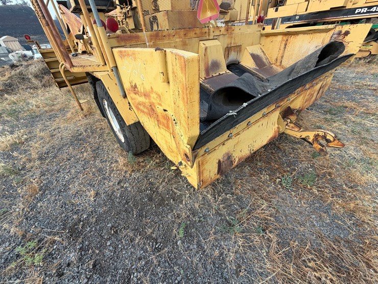 #2526-•-etnyre-chip-seal-machine-image-9