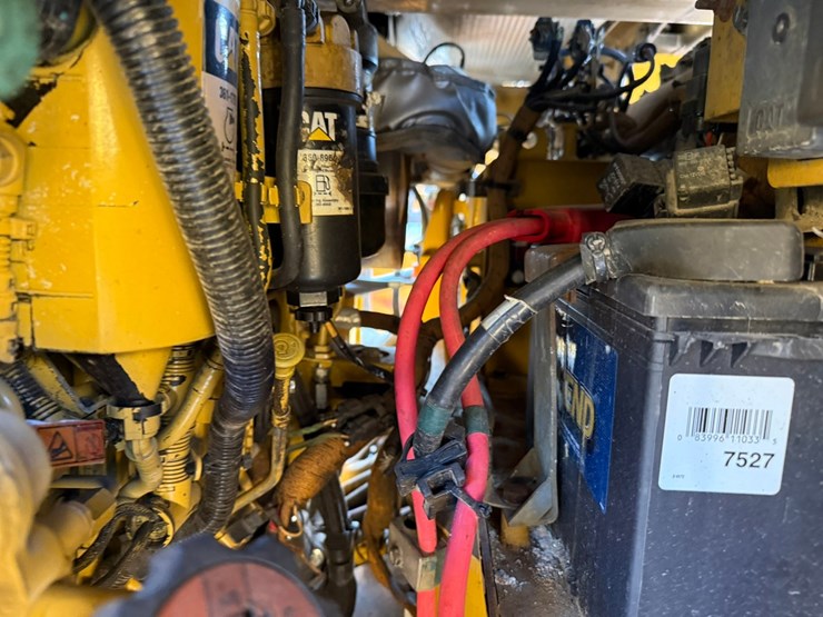 2015-caterpillar-cb66b-image-87
