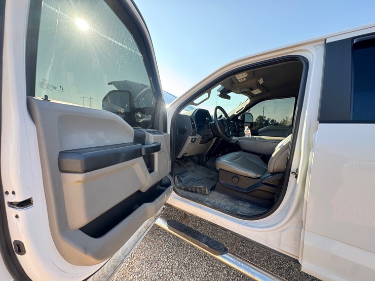 2021-ford-f250-xl-image-14