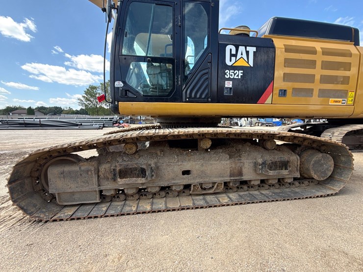 2019-caterpillar-352f-image-101