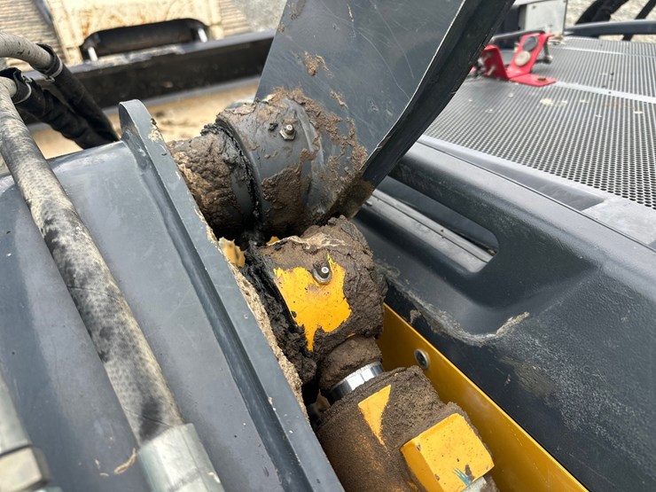 deere-323e-image-25