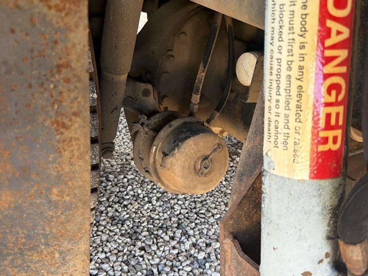 2017-freightliner-m2-106-image-51