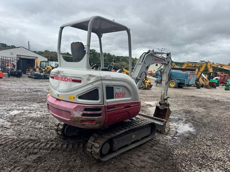 2017-takeuchi-tb230-image-6