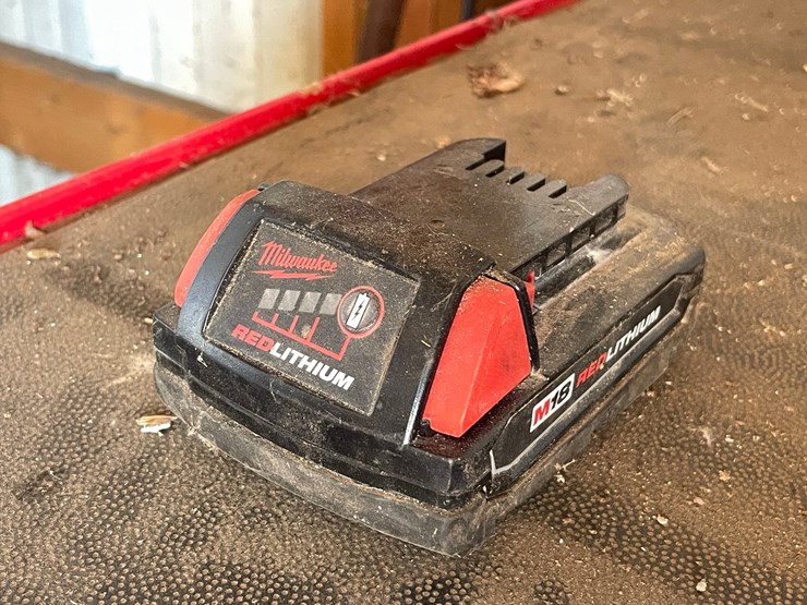 #5512-•-(3)-milwaukee-18v-batteries-and-charger-image-4
