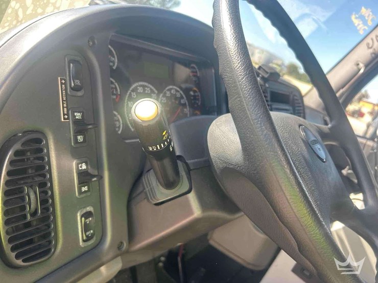 2016-freightliner-m2-106-image-16