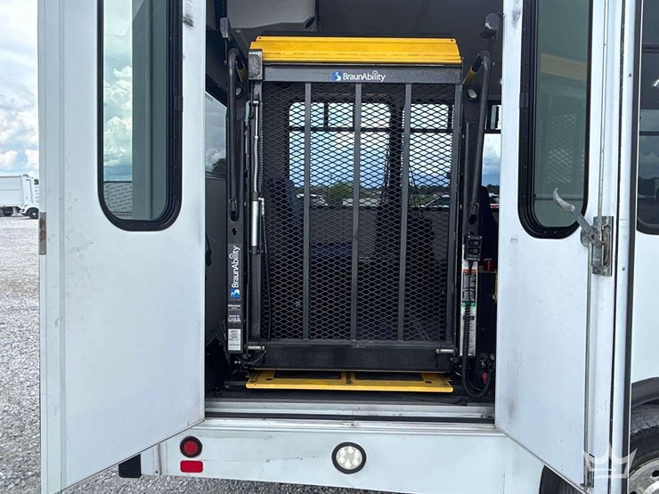 2017-ford-e450-image-18