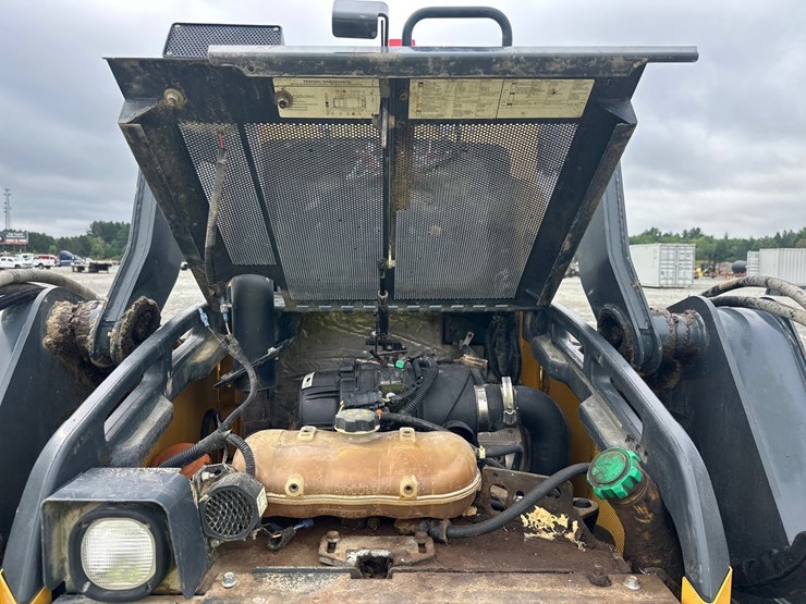 deere-323e-image-43