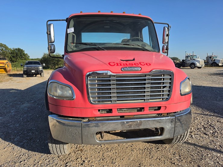 2006-freightliner-m2-106-image-22