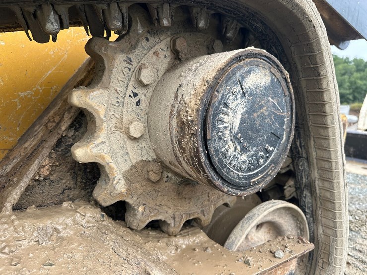 deere-323e-image-54