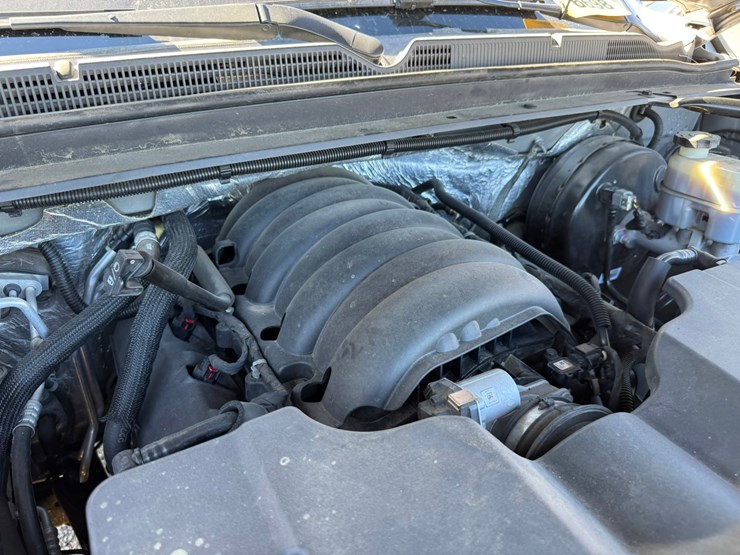 2017-chevrolet-suburban-image-40