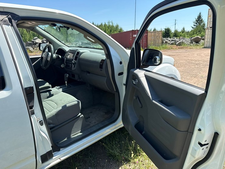 #1389-•-2017-nissan-pickup-truck-image-25