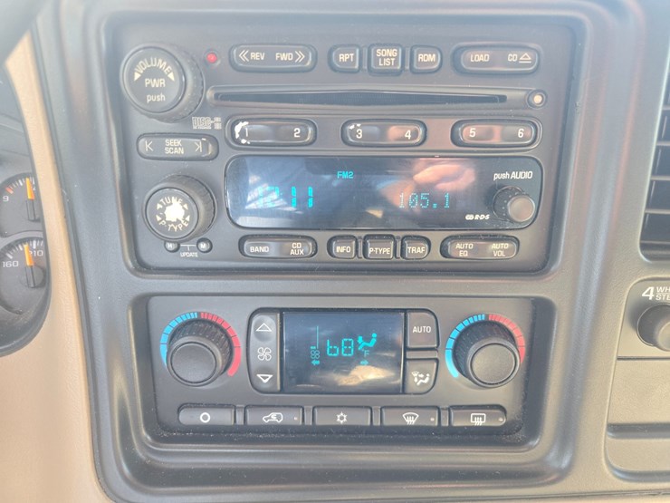 2003-chevrolet-suburban-image-40