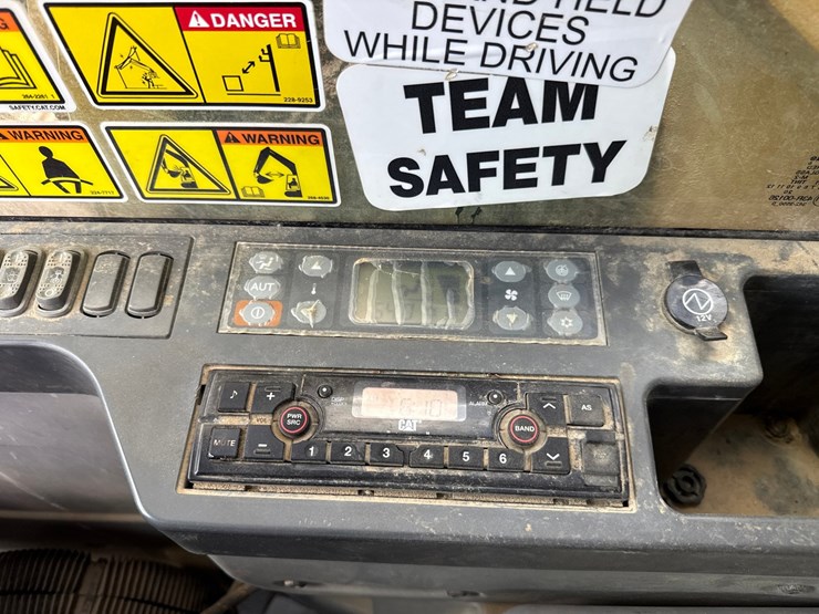2019-caterpillar-352f-image-91