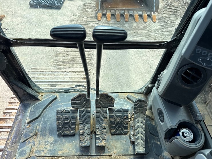2019-caterpillar-352f-image-86