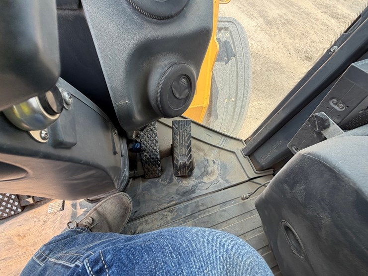 2019-deere-744k-image-75