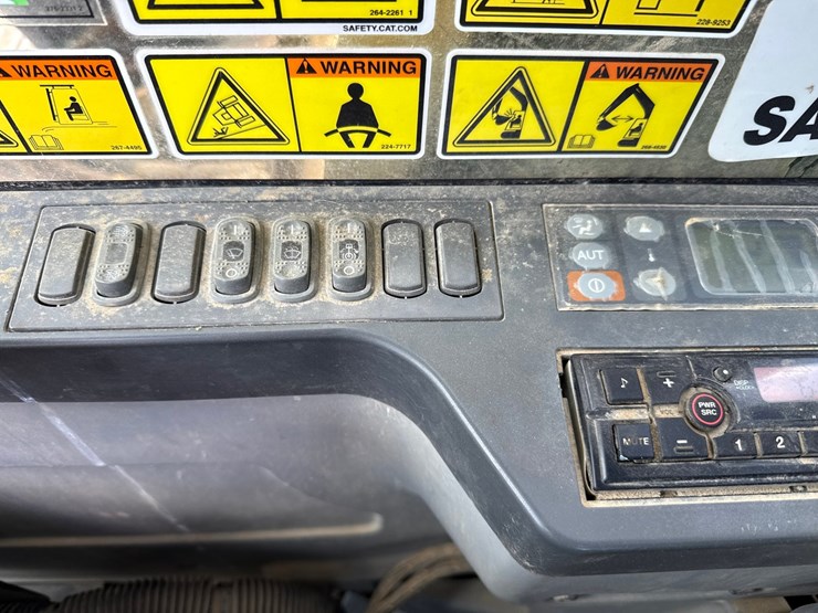 2019-caterpillar-352f-image-90