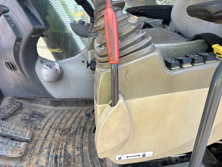2012-deere-470g-lc-image-82