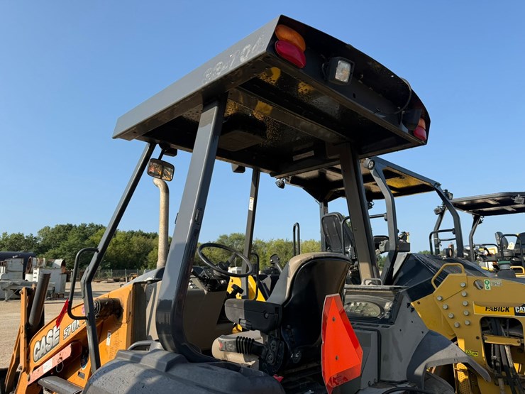 #2486-•-2015-case-570nep-skip-loader-image-29
