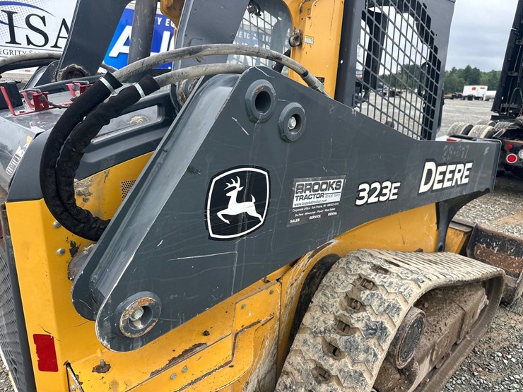 deere-323e-image-16