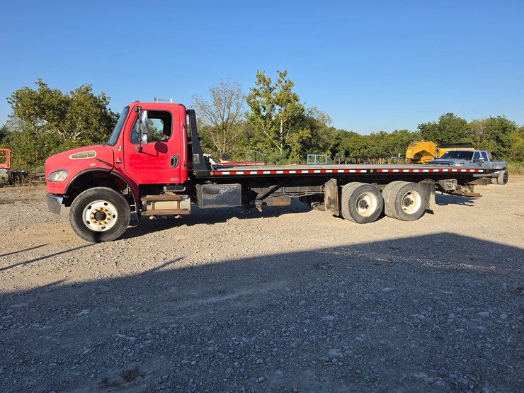 2006-freightliner-m2-106-image-4