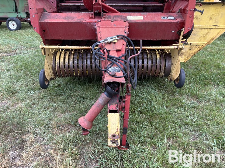 new-holland-851-image-16