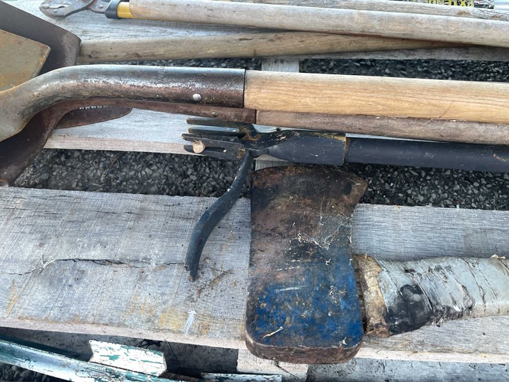 #4094-•-garden-tools-and-fence-posts-(04)-image-8