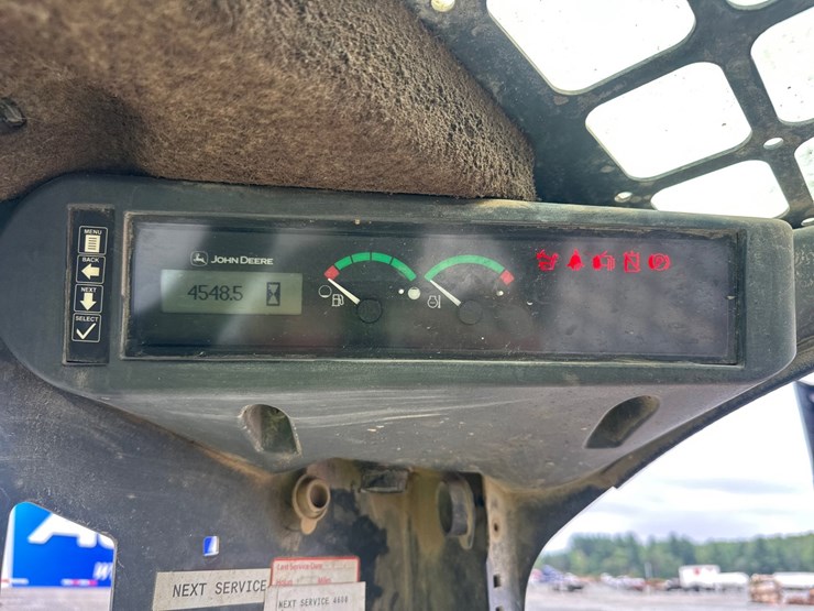 deere-323e-image-40