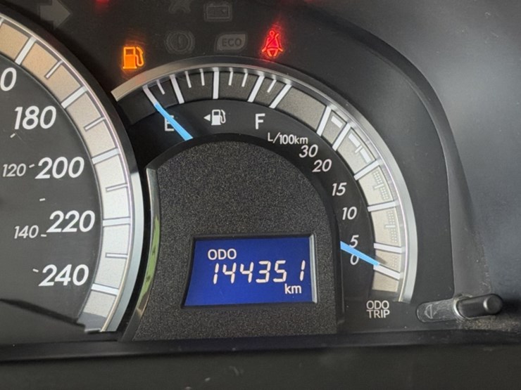 2014-toyota-camry-sdn-image-24