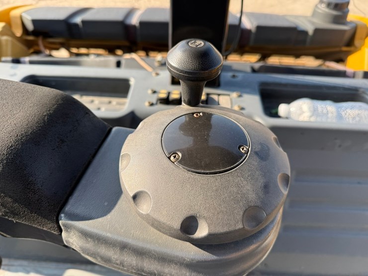 2015-caterpillar-cb66b-image-102