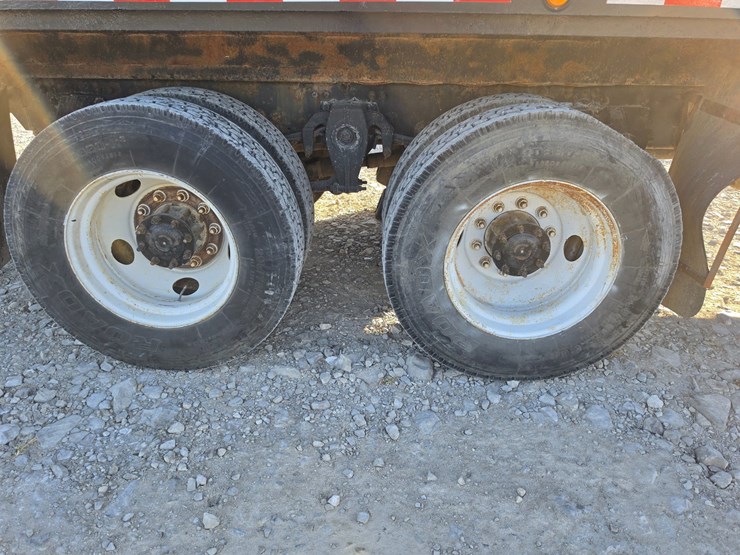2006-freightliner-m2-106-image-95