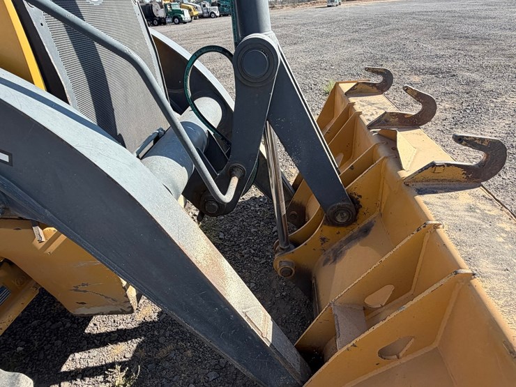2017-deere-410l-image-18