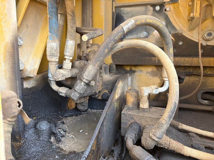 2019-caterpillar-352f-image-61
