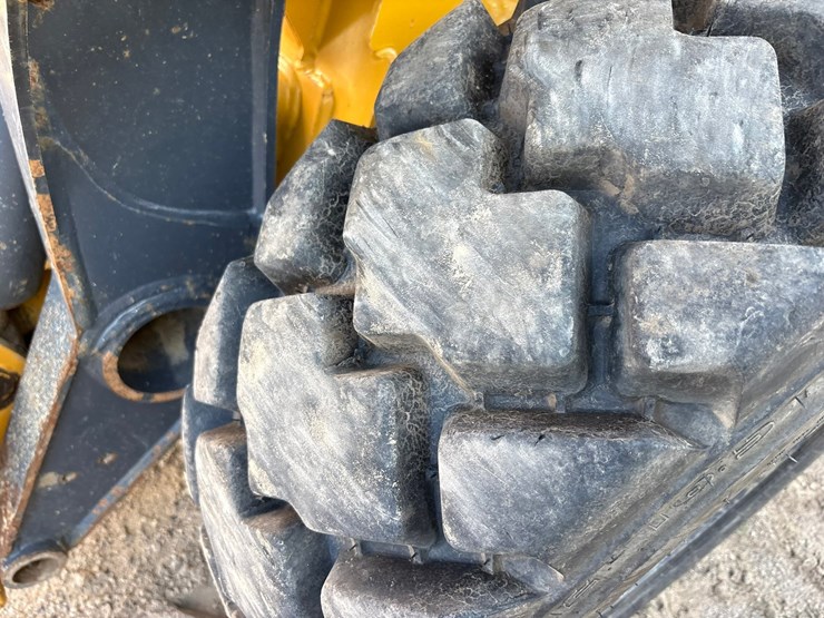 2021-deere-330g-image-50