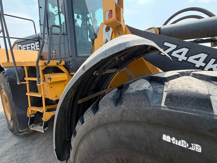 2019-deere-744k-image-26