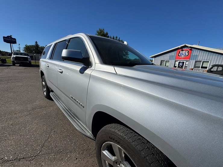 2017-chevrolet-suburban-image-21