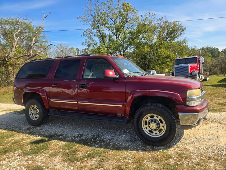 2003-chevrolet-suburban-image-16