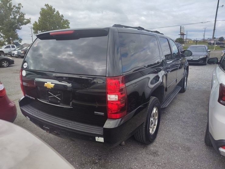 2012-chevrolet-suburban-image-4