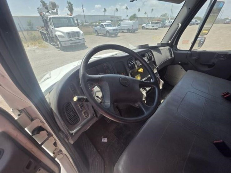 2018-freightliner-m2-106-image-8