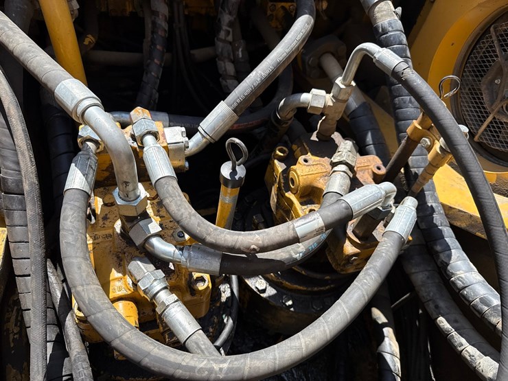 2012-caterpillar-c13-image-40